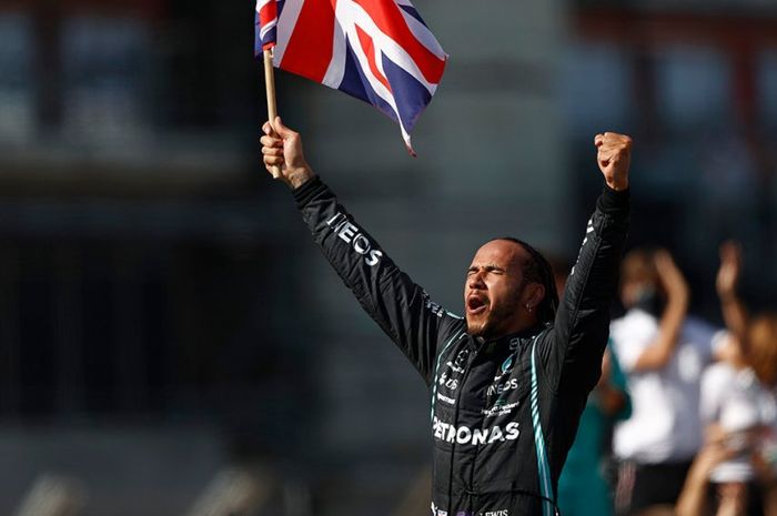 Menang di F1 Inggris 2021, Lewis Hamilton memperpendek jarak dengan Max Verstappen di klasemen