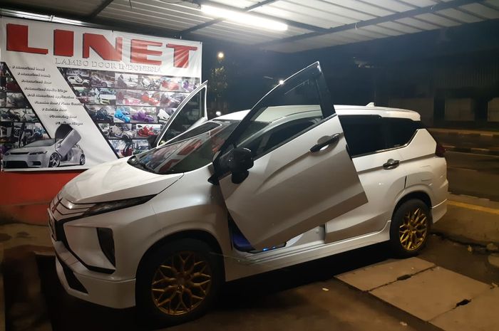 Modifikasi Mitsubishi Xpander dengan pintu gunting
