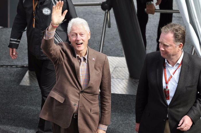 Mantan Presiden Amerika Serikat Bill Clinton (kiri) hadir di sirkuit Austin, Texas untuk menyaksikan balapan GP F1 Amerika