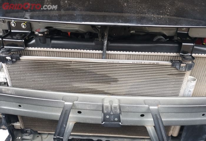 Posisi kondensor AC mobil yang berada di sekitar depan radiator
