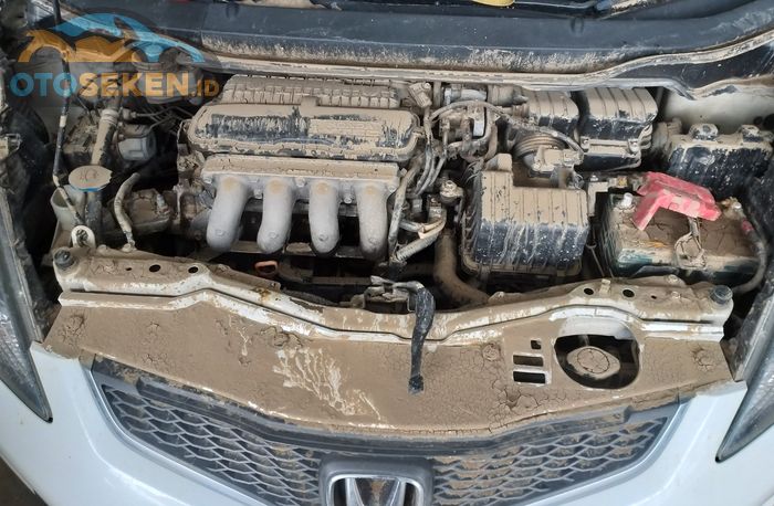 Mobil bekas terendam banjir.