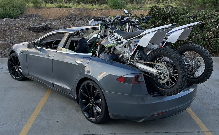 Tampilan belakang modifikasi Tesla Model S yang diubah jadi pikap