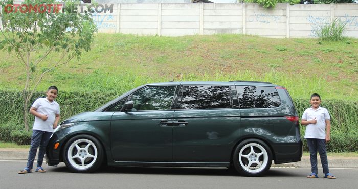 Honda Elysion. Tampak samping : Lumayan mulus ya, padahal ini tangan kedua lho. Eh di atas ada roofrail juga tuh