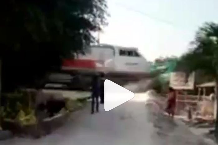 Mobil angkutan umum (angkot) tertabrak kereta Api di Bojonegoro, Jawa Timur