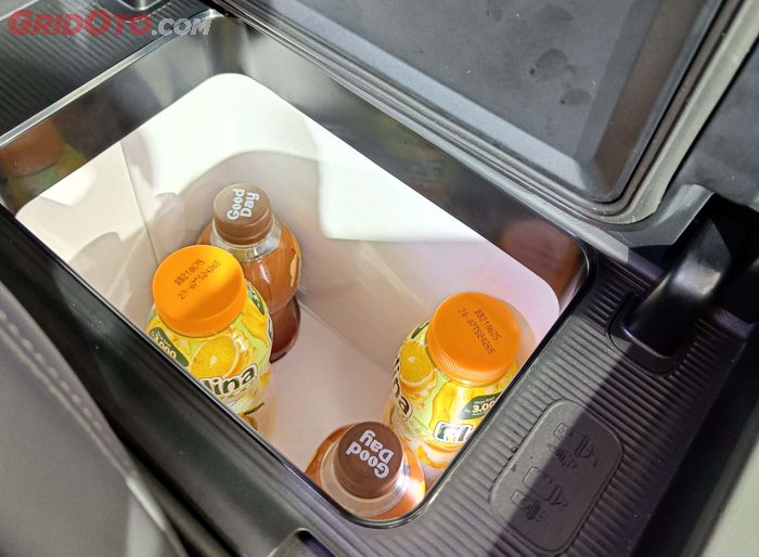 Konsol bagian tengah Aion V ada kulkas mini