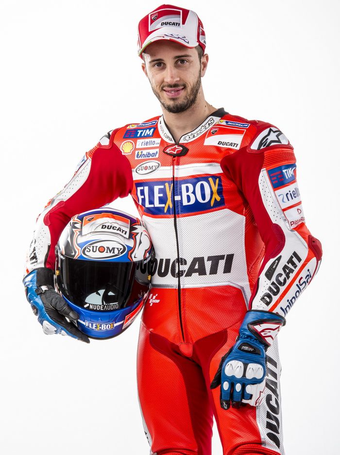 Ada perubahan juga pada baju balapnya, ini yang dipakai pada MotoGP 2017