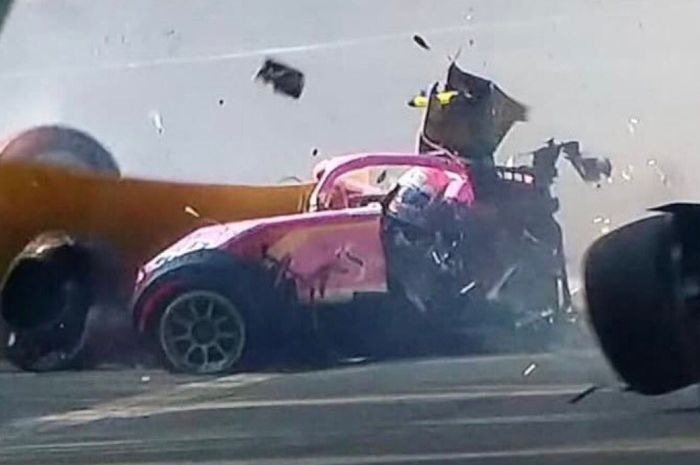 Mobil Anthoine Hubert rusak parah pada bagian kokpit sebelah kiri akibat kecelakaan di balap F2 Belgia