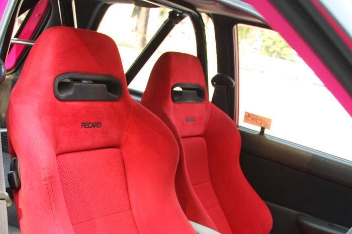 Tampilan kabin racing modifikasi Toyota Starlet GT Turbo full pink