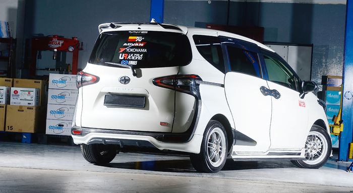 Tampilan belakang modifikasi Toyota Sienta pakai body kit M'z Speed 