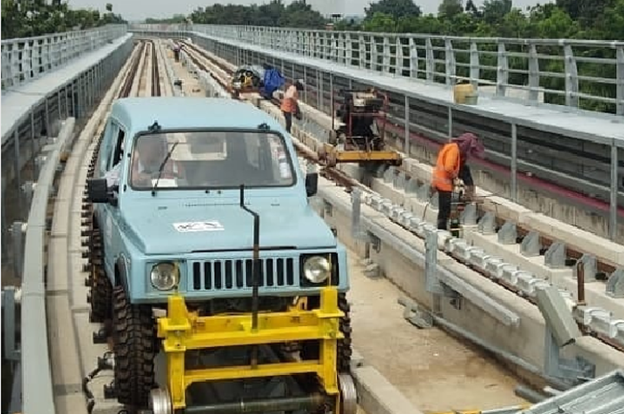 Suzuki Jimny Dipakai Jajal rel kereta LRT