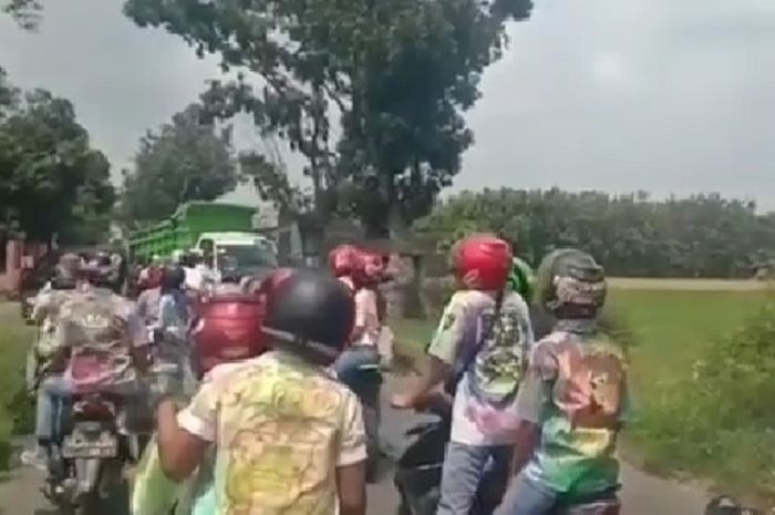 Siswa tingkat SMA/SMK merayakan kelulusan dengan konvoi di tengah status KLB pandemi Corona di Kota Solo, Sabtu (18/4/2020)