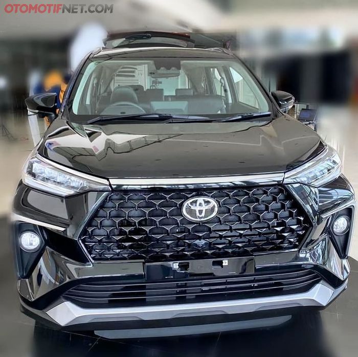 Pada kaca depan sebelah atas terlihat ada sensor kamera, dan di bawah spion ada kamera 360 derajat