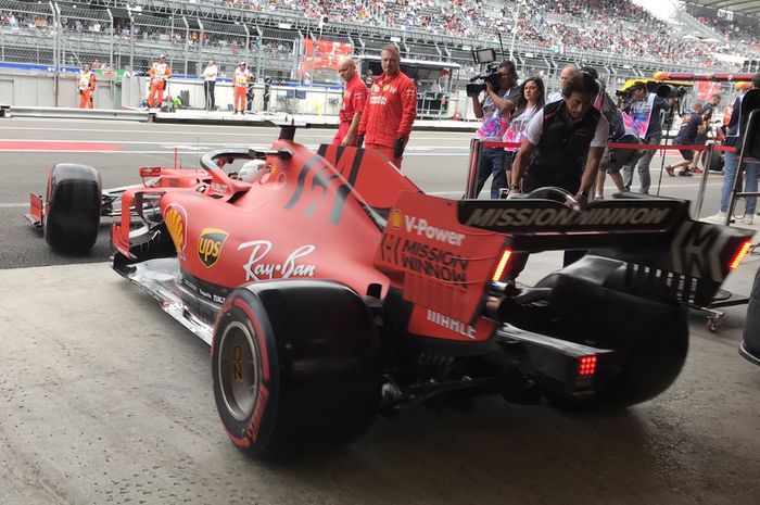 Pembalap tim Ferrari, Sebastian Vettel dalam latihan F1 Meksiko hari Jumat