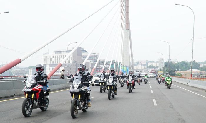 Turing CB150X melintasi landmark kota Bandung, jembatan Pasupati