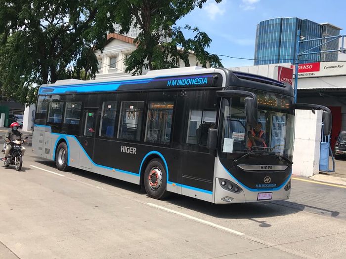 Ilustrasi bus listrik Higer saat diuji coba TransJakarta