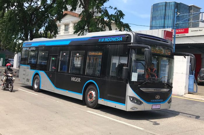 Ilustrasi bus listrik Higer saat diuji coba TransJakarta