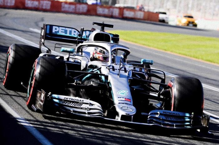 Lewis Hamilton menutup sesi kualifikasi F1 Australia dengan mencatatkan lap rekor baru 1 menit 20,486 detik