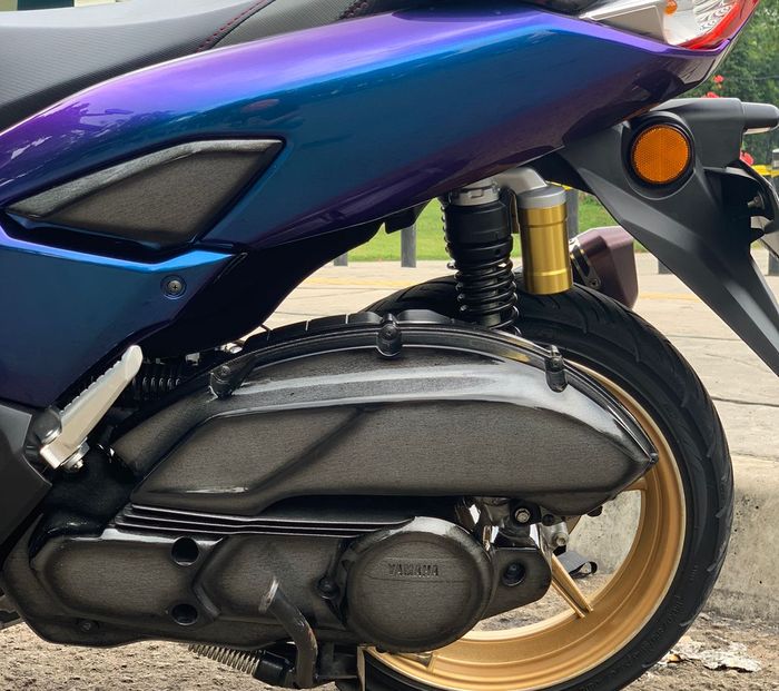 Perpaduan warna biru lembayung dan water printing jeans pada Yamaha All New NMAX