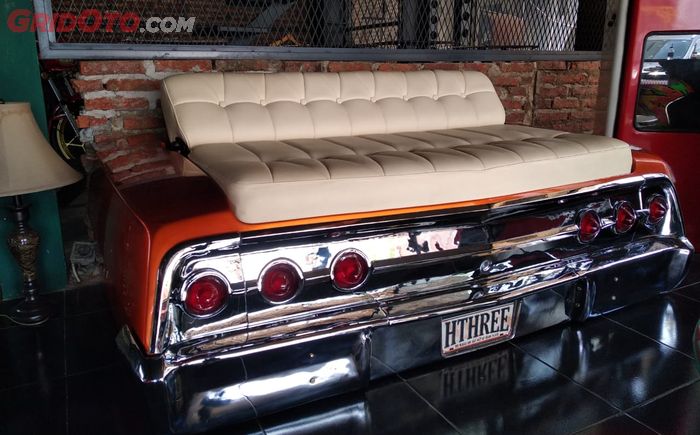 Contoh classic cars interior berupa sofa mobil klasik