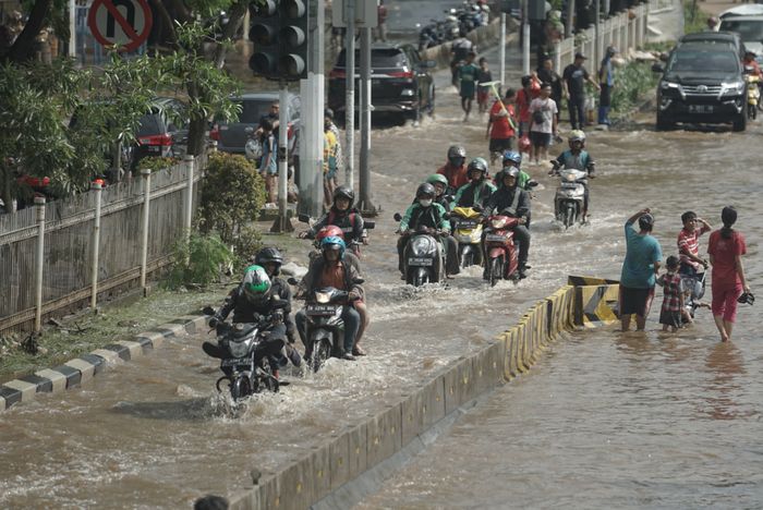 Ilustrasi motor terjang banjir