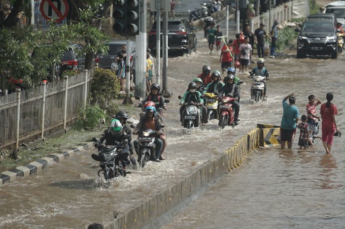 ILUSTRASI. Jika motor matic terjang banjir saat hujan ada bahaya yang menanti.