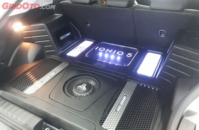 Kosmetik audio minimalis di bagasi terdiri dari amplifier Ground Zero Plutonium 4 channel, subwoofer pasif JL Audio 10 inci, amplifier monoblok Audison SR Mono