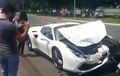 Duh, Ferrari 488 Hancur, Langsung Jadi Obyek Jepretan Kamera