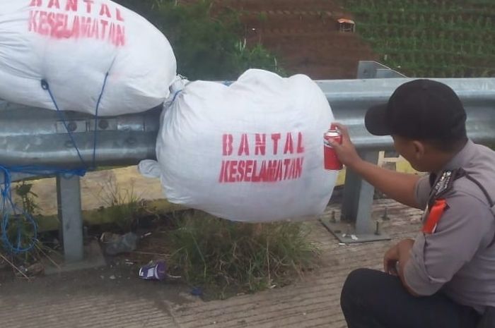 Polsek Ibun Kabupaten Bandung lakukan inovasi dengan memasang bantal keselamatan di pagar pembatas jalan di daerah Cukang Moteng dan Patrol rute ke Kamojang