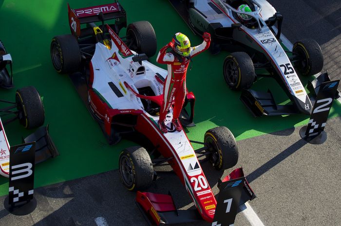 Mick Schumacher pertama kali menang di feature race setelah finish terdepan pada race 1 F2 Italia 2020