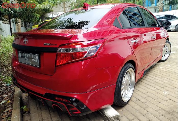 Toyota Limo Eks Taksi makin kece dengan bodykit full custom plus ducktail