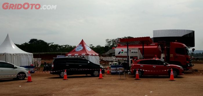 pengunjung yang melakukan pengisian bahan bakar di rest area Km 379 A