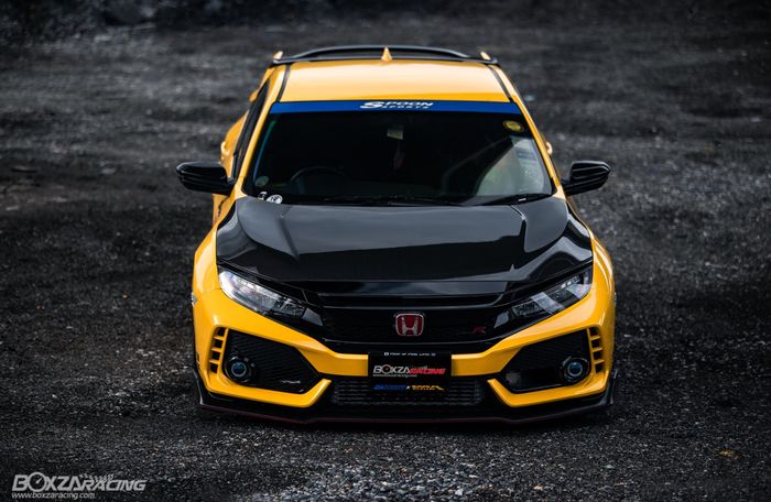 Modifikasi Honda Civic Turbo dibubuhi warna kuning dan part-part buatan Spoon