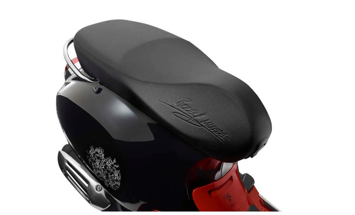 Gambra sketsa Mickey Mouse di bodi samping