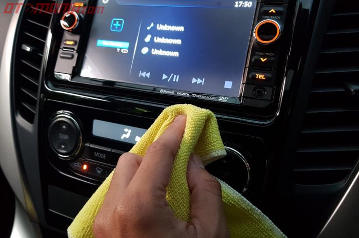 Membersihakan bagian interior mobil (Foto Ilustrasi)