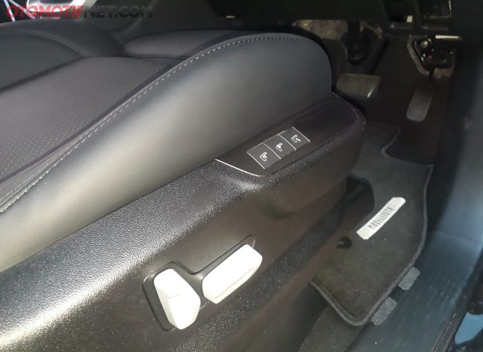 Jok elektris Citroen DS5 yang terpasang di kabin Toyota Kijang Innova Zenix dilengkapi tombol pengaturan dan memory seat