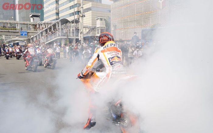 Marc Marquez burnout saat parade pembalap MotoGP Indonesia di Jakarta, penonton histeris