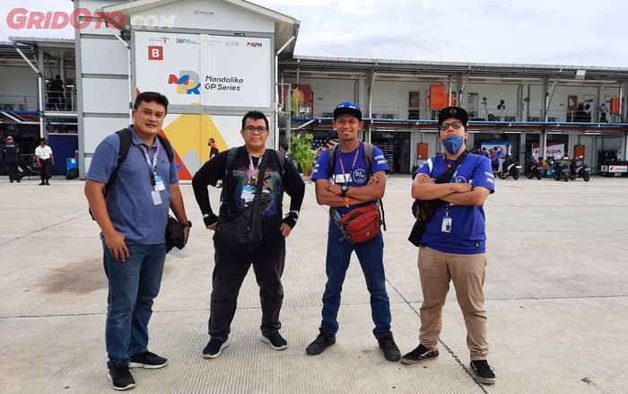 Iday, Fendi, Aant dan Reyhan, sebagian dari awak redaksi yang meliput event MotoGP Indonesia 2022 di Sirkuit Mandalika
