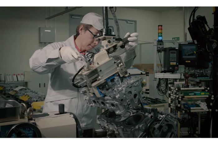 Proses perakitan mesin Nissan GT-R R35 dilakukan secara handbuilt
