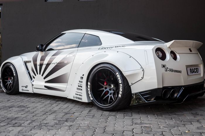 Nissan GT-R dengan wide body kit LIberty Walk 