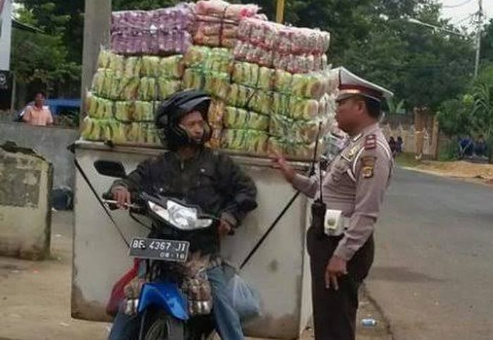 Ilustrasi motor yang kelebihan muatan