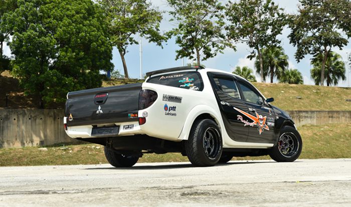 Mitsubishi Triton lawas dengan gaya racing
