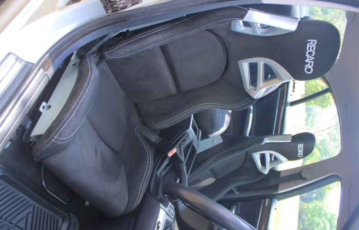 Kabin jadi sporty dengan Recaro Porsche dan retrim jok dengan suede hitam