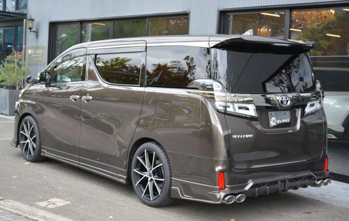 Tampilan belakang Toyota Vellfire hasil garapan tuner Jepang, Mz Speed