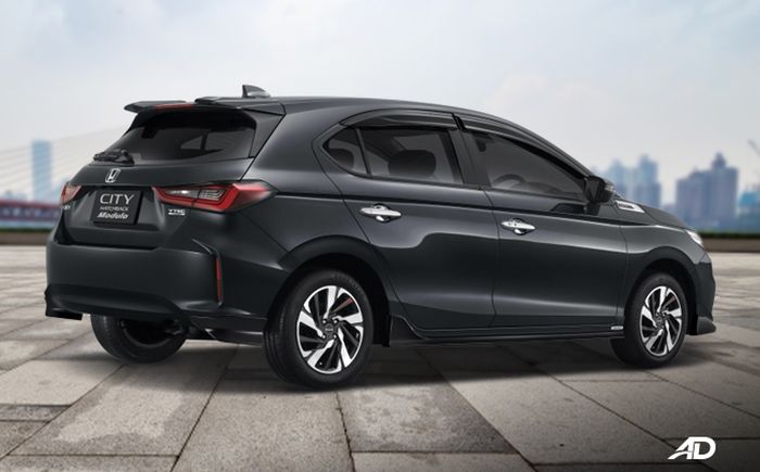 Tampilan belakang Honda City Hatchback dengan aksesori Modulo
