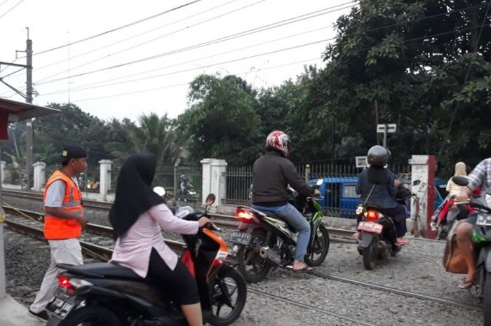 Perlintasan kereta di Jl Raya Citayam, Depok 