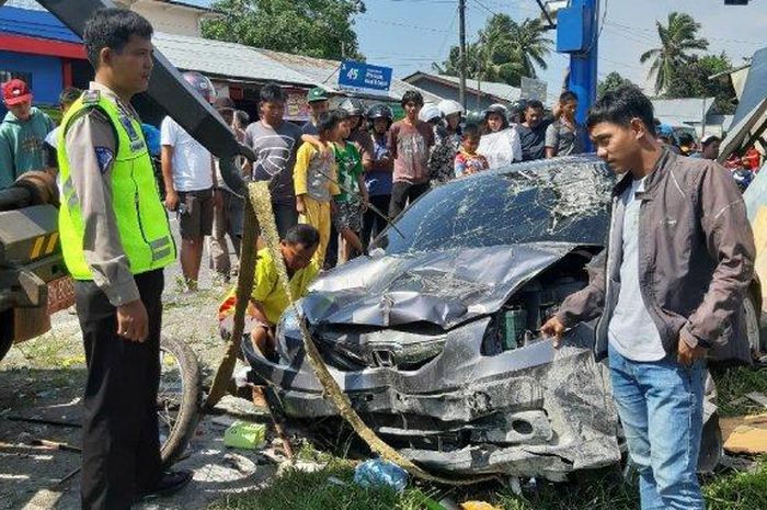 Proses evakuasi Honda Brio usai hajar warung nasi goreng di Belitung