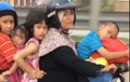 Kisah Miris Ibu-ibu Bonceng 4 Anaknya Naik Motor