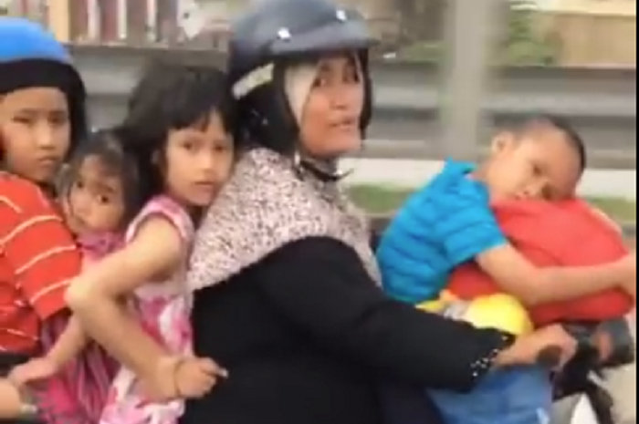 Ibu-ibu bonceng keempat anaknya