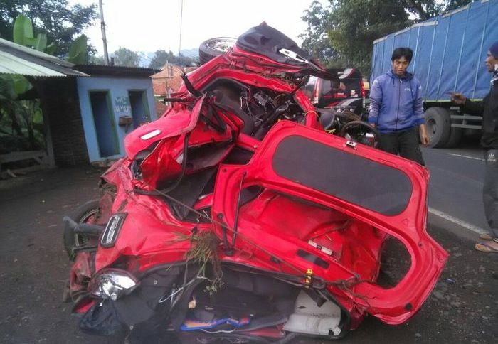 Bodi Agya ringsek tak berbentuk