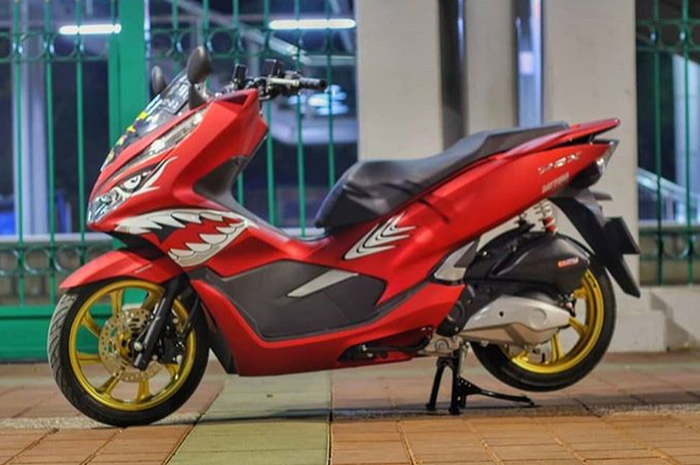 Honda PCX dengan decal berkonsep shark